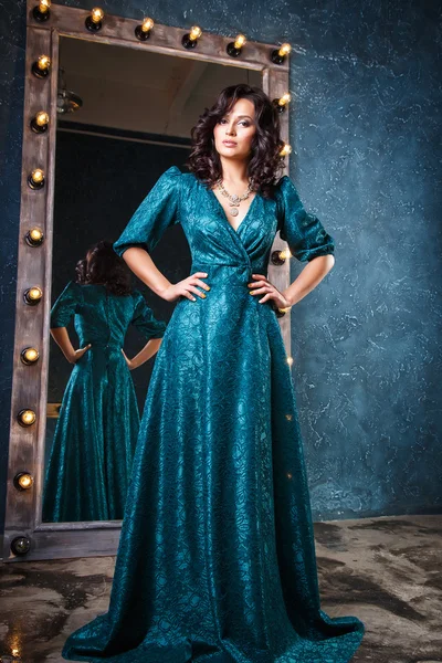 Retrato de bela mulher jovem elegante em vestido de noite lindo — Fotografia de Stock