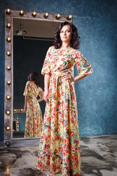 Retrato de hermosa mujer joven elegante en vestido de verano magnífico — Foto de Stock