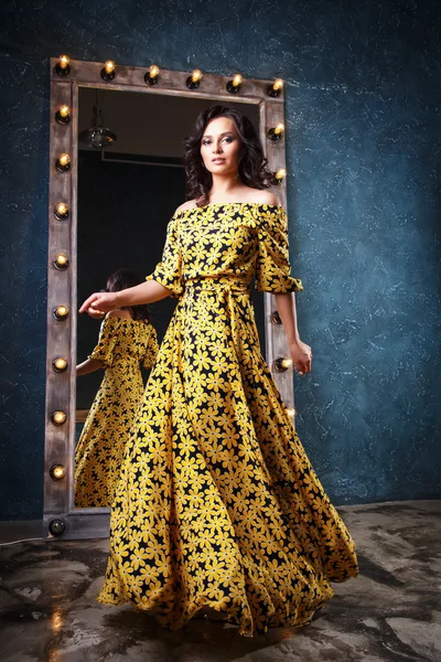 Πορτρέτο του όμορφο κομψό νεαρή γυναίκα σε πανέμορφα καλοκαιρινό φόρεμα — Φωτογραφία Αρχείου