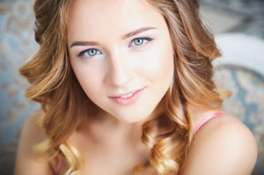 yakın çekim bir sabah güzel gelin portresi