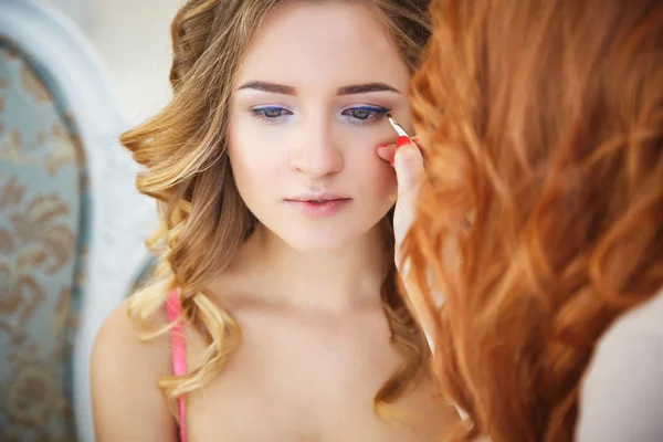 Maquillador preparando novia antes de la boda en una mañana —  Fotos de Stock