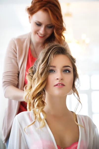 Estilista de cabelo preparando bela noiva antes do casamento em uma manhã — Fotografia de Stock