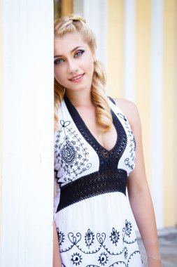 Bir yaz aylarında sütunlarla muhteşem house yakınındaki genç ve güzel sarışın kız