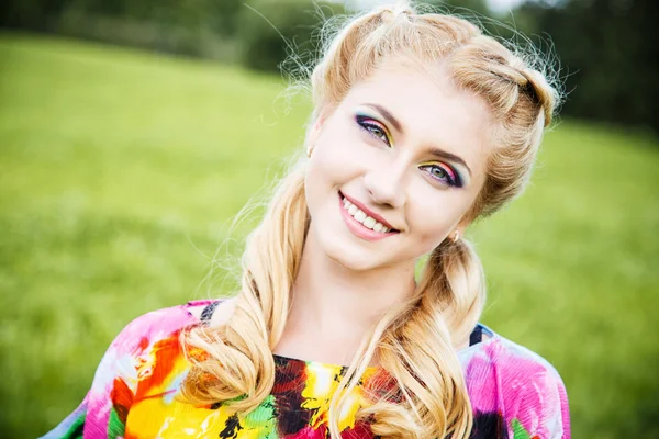 Retrato de cerca de la dulce joven rubia bonita con maquillaje de color. Verano, afuera — Foto de Stock