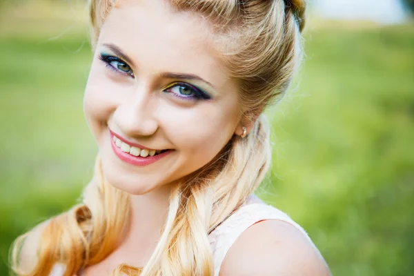 Close-up retrato de doce jovem bonita menina loira com maquiagem colorida. Verão, fora — Fotografia de Stock