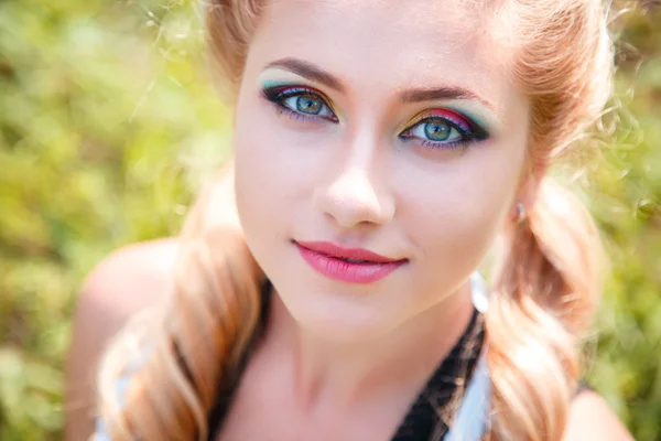 Close-up portret słodki ładny blond dziewczyna z kolorowy makijaż. Lato na zewnątrz — Zdjęcie stockowe