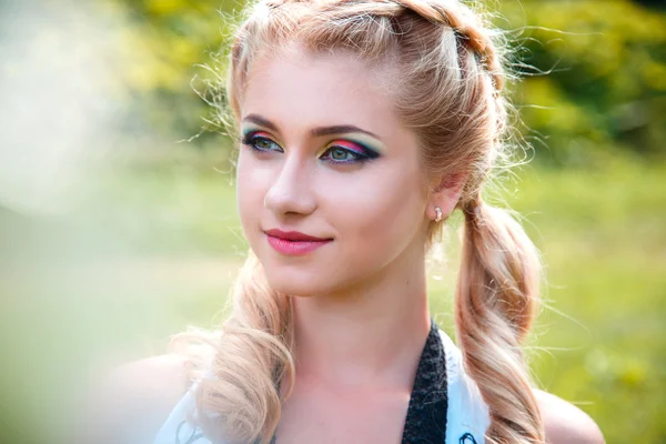 Detail portrét sladká dívka hezká blondýnka s barevný make-up. Léto, venku — Stock fotografie
