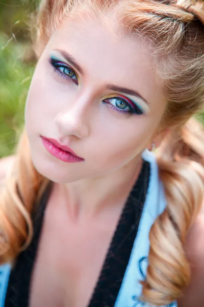 Retrato de cerca de la dulce joven rubia bonita con maquillaje de color. Verano, afuera — Foto de Stock