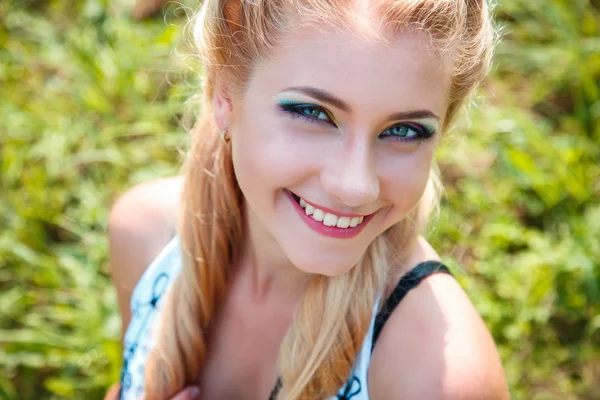 Close-up retrato de doce jovem bonita menina loira com maquiagem colorida. Verão, fora — Fotografia de Stock