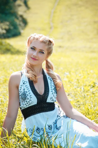 Nahaufnahme Porträt der süßen jungen hübschen blonden Mädchen mit farbigem Make-up. Sommer, draußen — Stockfoto