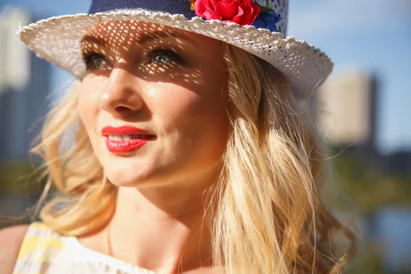 Gros plan portrait de douce jeune jolie femme blonde avec chapeau d'été. Été, dehors — Photo