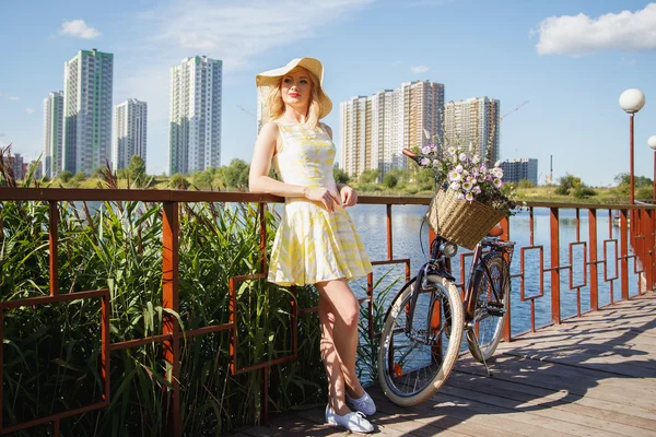 Mooie zoete blonde vrouw wandelingen met fiets in de buurt van wolkenkrabbers — Stockfoto