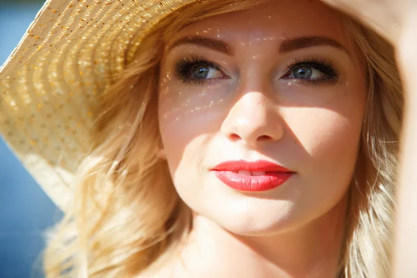 Gros plan portrait de douce jeune jolie femme blonde avec chapeau d'été. Été, dehors — Photo