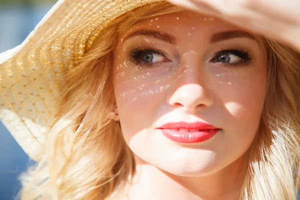Close-up portrait of sweet young pretty blonde woman with summer hat. Summer, outside — Stock Photo, Image