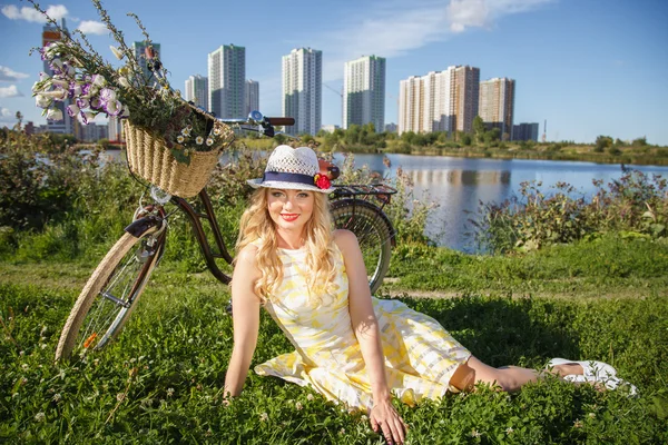 Schöne süße blonde Frau läuft mit dem Fahrrad in der Nähe von Wolkenkratzern — Stockfoto