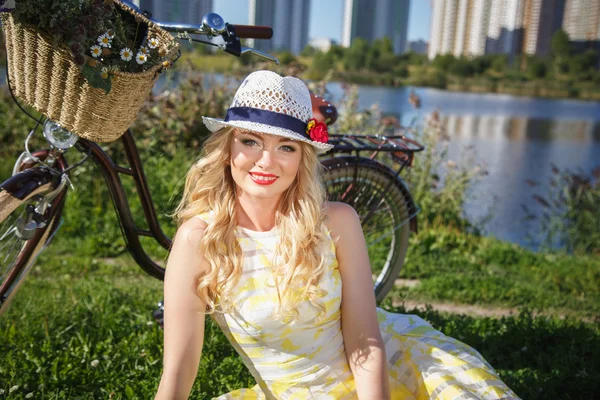 Όμορφη γλυκιά ξανθιά γυναίκα που περπατά με ποδήλατο κοντά ουρανοξύστες — Φωτογραφία Αρχείου