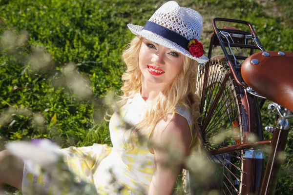 Όμορφη γλυκιά ξανθιά γυναίκα που αναπαύεται με ποδήλατο σε ένα πάρκο καλοκαίρι — Φωτογραφία Αρχείου