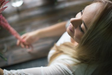 İş yerinde çiçekçi: genç ve güzel sarışın kadın moda modern buket farklı çiçek yapma