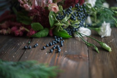 Çiçekçi işyeri: çiçek ve aksesuarları bir vintage ahşap masa üzerinde. yumuşak odak