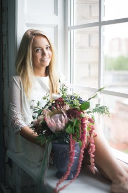 İş yerinde çiçekçi: genç ve güzel sarışın kadın moda modern buket farklı çiçek yapma