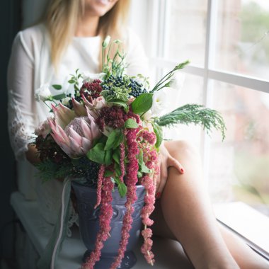 Çiçekçi işyeri: çiçek ve aksesuarları bir vintage ahşap masa üzerinde. yumuşak odak