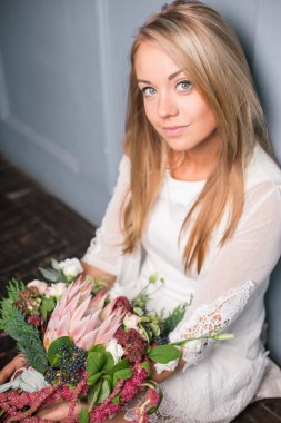 İş yerinde çiçekçi: genç ve güzel sarışın kadın moda modern buket farklı çiçek yapma