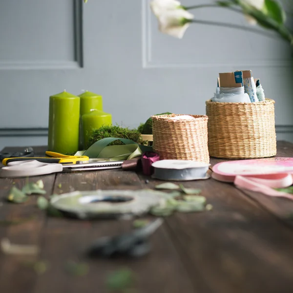 Floristería: flores y accesorios en una mesa de madera vintage. enfoque suave — Foto de Stock