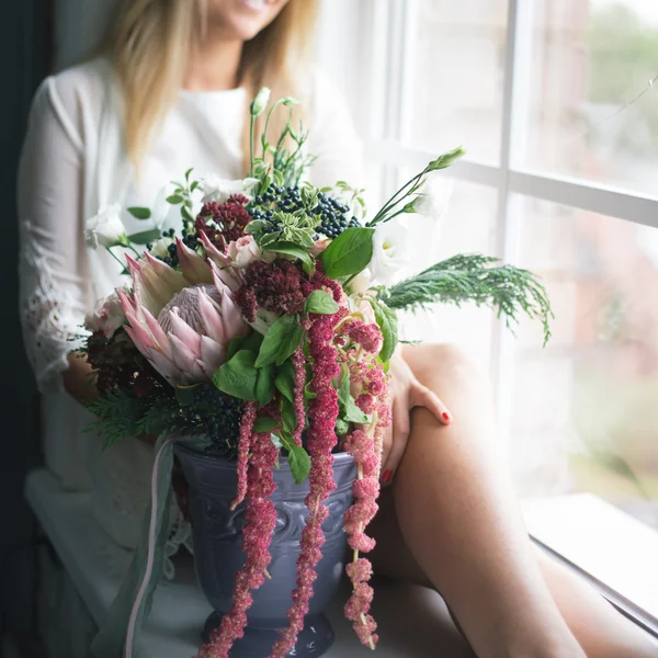 Local de trabalho florista: flores e acessórios em uma mesa de madeira vintage. foco suave — Fotografia de Stock