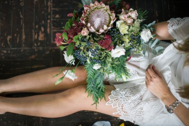 İş yerinde çiçekçi: genç ve güzel sarışın kadın moda modern buket farklı çiçek yapma