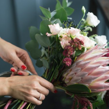 İş yerinde çiçekçi: genç ve güzel sarışın kadın moda modern buket farklı çiçek yapma