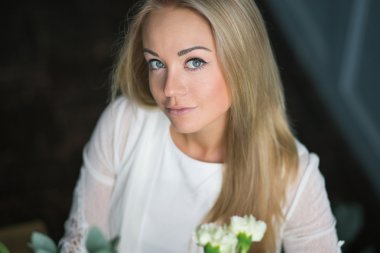 İş yerinde çiçekçi: genç ve güzel sarışın kadın moda modern buket farklı çiçek yapma