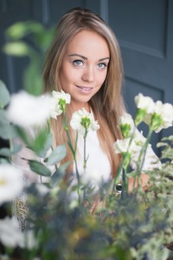 İş yerinde çiçekçi: genç ve güzel sarışın kadın moda modern buket farklı çiçek yapma