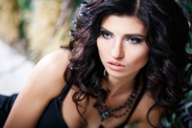 Yakın çekim mükemmel makyaj ve saç modeli ile muhteşem bir esmer kadın portresi