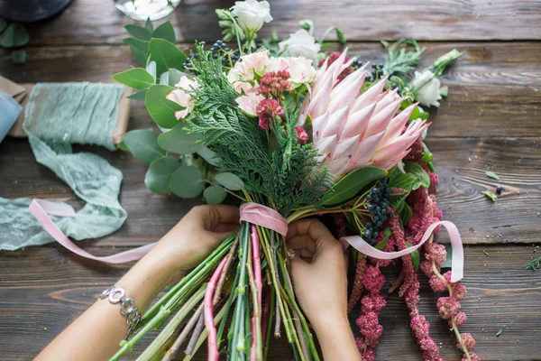 Bloemist op het werk: mooie jonge blonde vrouw mode moderne boeket van verschillende bloemen maken — Stockfoto