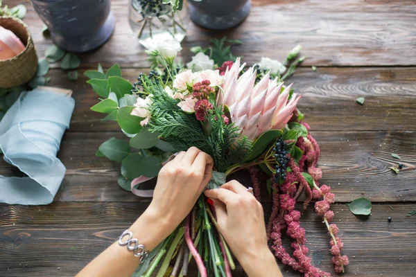 Bloemist op het werk: mooie jonge blonde vrouw mode moderne boeket van verschillende bloemen maken — Stockfoto