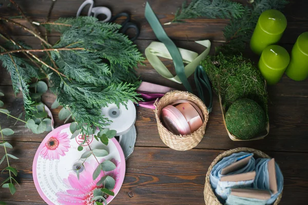 Рабочее место флориста: цветы и аксессуары на старинном деревянном столе. мягкий фокус — стоковое фото