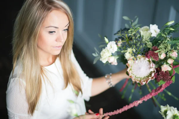 Kwiaciarnia w pracy: całkiem młoda blond kobieta co moda nowoczesny bukiet kwiatów różnych — Zdjęcie stockowe