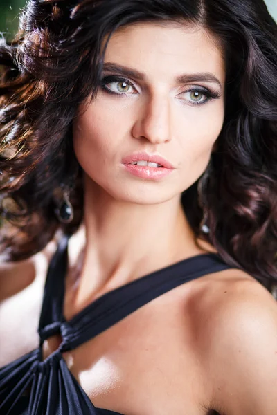 Gyönyörű barna nő tökéletes smink és frizura közelről portréja — Stock Fotó