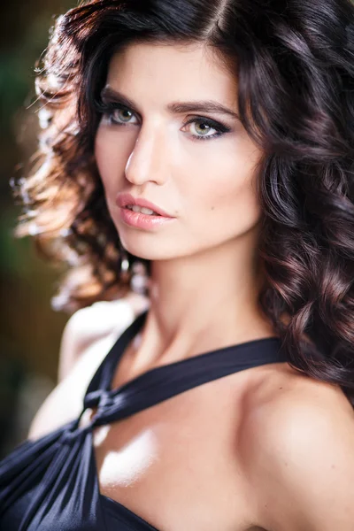 Potret close-up dari wanita berambut cokelat cantik dengan makeup dan gaya rambut yang sempurna — Stok Foto