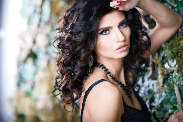 Gyönyörű barna nő tökéletes smink és frizura közelről portréja — Stock Fotó