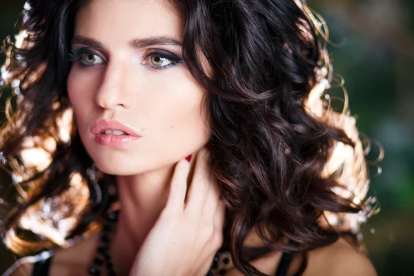 Close-up portrait of gorgeous brunette woman with perfect makeup and hairstyle — Stock Photo, Image