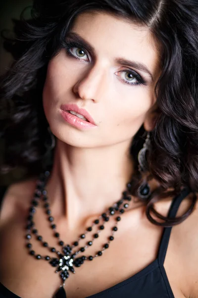 Close-up portrait of gorgeous brunette woman with perfect makeup and hairstyle — Stock Photo, Image