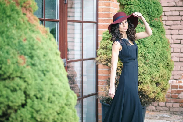 Retrato de hermosa mujer morena elegante en un sombrero —  Fotos de Stock