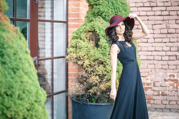 Retrato de hermosa mujer morena elegante en un sombrero — Foto de Stock