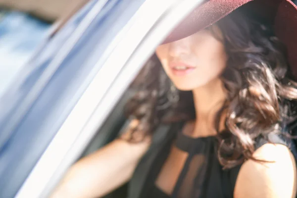 Close-up retrato de linda jovem morena dirigindo um carro caro — Fotografia de Stock