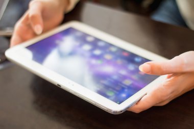 kadın dijital tablet, yumuşak odak üzerinde çalışıyor, yakın çekim