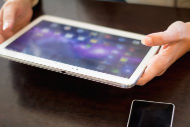 kadın dijital tablet, yumuşak odak üzerinde çalışıyor, yakın çekim