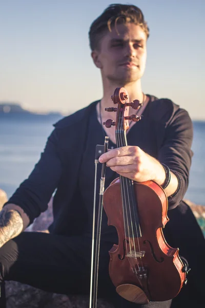 Pohledný mladý muž houslista malebné pozadí — Stock fotografie