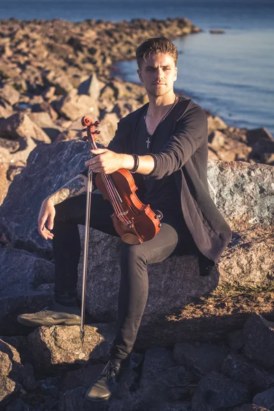 Guapo joven violinista sobre fondo pintoresco — Foto de Stock