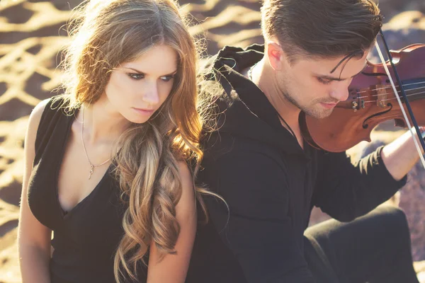 Beautiful couple violinist and young woman together near sea bay — Stock Photo, Image